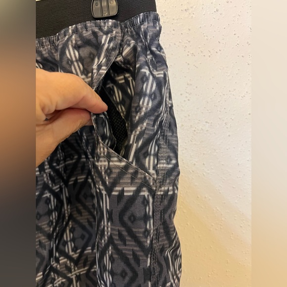 prAna Men’s Printed Shorts Size M Gray Black Quick Dry Athletic Lightweight - Picture 3 of 8